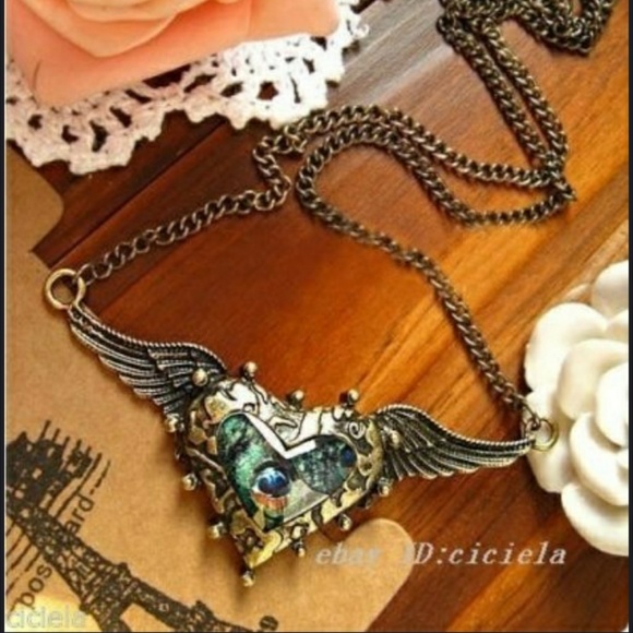 Jewelry - Beautiful wing and heart necklace